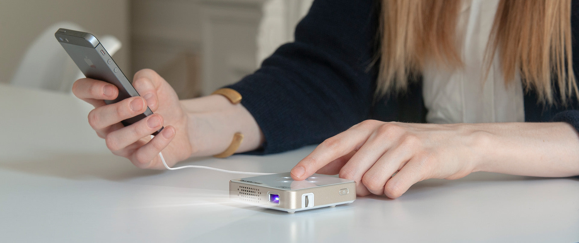 Innovative-Lumiere-mini-projector-connecting-your-phone-to-cast